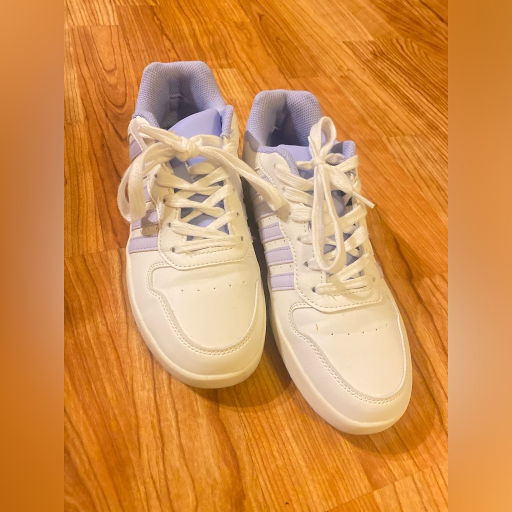 K-SWISS Womans casual sneaker, Size 9 with purple stripes. Brand New.